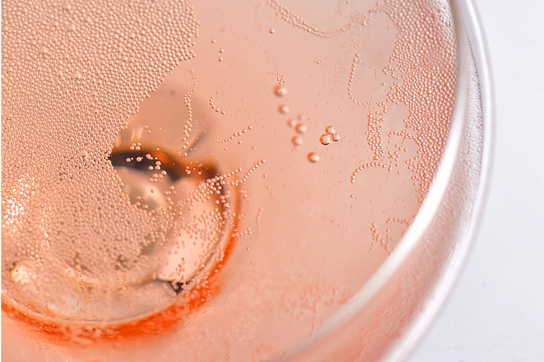 Champagne rosé : fraîcheur, finesse et caractère au cœur de vos instants précieux